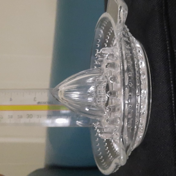 Vintage Pressed Glass Citrus Juicer with handle and spout - Picture 6 of 6